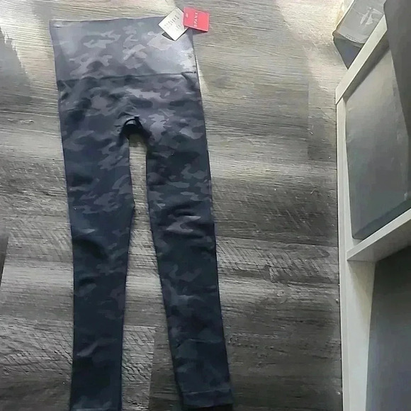 SPANX SEAMLESS CAMO LEGGINGS SIZE S - Picture 5 of 5